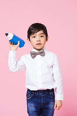 포토 JPG 스튜디오촬영 어린이교육 교육 남자 어린이라이프 어린이 실내 한명 서기 미소 들기 상반신 앞모습 연필 한국인 어린이만 소년한명만 국내포토 1 라이프스타일 뷰포인트 모션 학용품 표정 사람 동양인 내부 필기구 남자한명만 소년만 파일형식