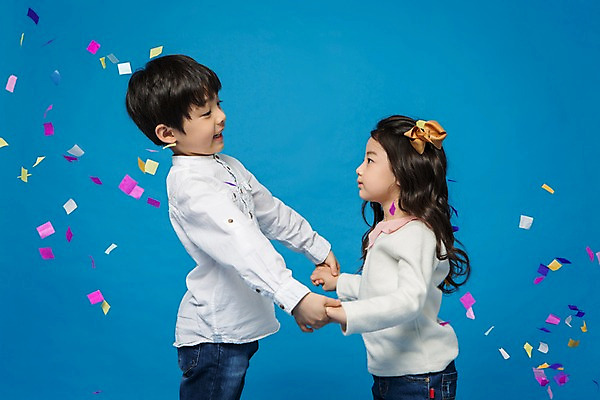 포토 JPG 스튜디오촬영 여자 남자 어린이라이프 어린이 실내 서기 미소 상반신 두명 옆모습 마주보기 손잡기 한국인 즐거움 꽃가루 어린이만 국내포토 라이프스타일 감정 뷰포인트 모션 표정 사람 동양인 내부 가루 파일형식