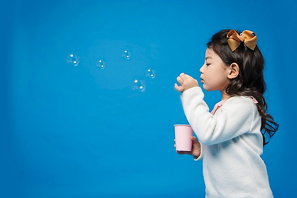 포토 JPG 스튜디오촬영 여자 어린이라이프 어린이 실내 한명 서기 들기 상반신 옆모습 한국인 비눗방울 불기 즐거움 어린이만 소녀한명만 국내포토 1 라이프스타일 감정 뷰포인트 모션 사람 동양인 내부 여자한명만 소녀만 파일형식