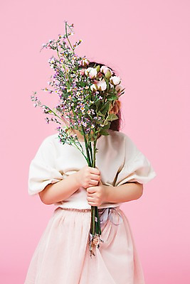 포토 JPG 스튜디오촬영 여자 꽃 어린이라이프 어린이 실내 한명 서기 미소 들기 상반신 앞모습 한국인 즐거움 어린이만 소녀한명만 국내포토 식물 1 라이프스타일 감정 뷰포인트 모션 표정 사람 동양인 내부 여자한명만 소녀만 파일형식