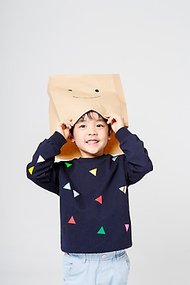 포토 JPG 스튜디오촬영 남자 어린이라이프 어린이 장난 실내 한명 서기 미소 상반신 앞모습 종이봉투 한국인 즐거움 뒤집어쓰기 어린이만 소년한명만 국내포토 1 라이프스타일 감정 뷰포인트 모션 봉투 표정 사람 동양인 내부 남자한명만 소년만 파일형식