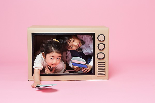 포토 JPG 스튜디오촬영 전신 여자 남자 어린이라이프 어린이 놀이 실내 미소 들기 앉기 두명 앞모습 텔레비전 한국인 종이상자 마이크 즐거움 어린이만 국내포토 라이프스타일 감정 뷰포인트 음향기기 모션 표정 사람 동양인 내부 전자제품 상자 파일형식