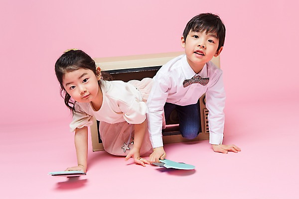 포토 JPG 스튜디오촬영 전신 여자 남자 어린이라이프 어린이 엎드리기 놀이 실내 미소 들기 두명 앞모습 텔레비전 한국인 종이상자 마이크 즐거움 기어가기 어린이만 국내포토 라이프스타일 감정 뷰포인트 음향기기 모션 표정 사람 동양인 내부 전자제품 상자 파일형식