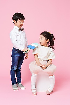 포토 JPG 스튜디오촬영 전신 여자 남자 어린이라이프 어린이 놀이 실내 서기 들기 앉기 두명 앞모습 한국인 마이크 즐거움 인터뷰 어린이만 국내포토 라이프스타일 감정 뷰포인트 음향기기 모션 사람 동양인 내부 파일형식