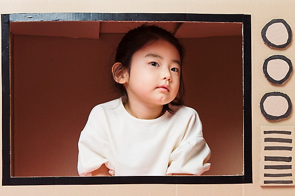 포토 JPG 스튜디오촬영 여자 어린이라이프 어린이 놀이 실내 한명 상반신 앞모습 텔레비전 한국인 종이상자 즐거움 어린이만 소녀한명만 국내포토 1 라이프스타일 감정 뷰포인트 사람 동양인 내부 전자제품 상자 여자한명만 소녀만 파일형식
