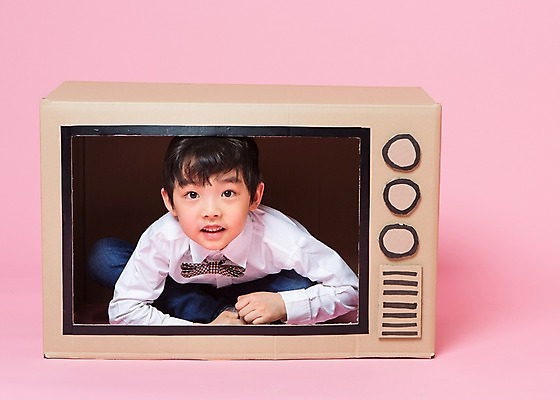 포토 JPG 스튜디오촬영 남자 어린이라이프 어린이 놀이 실내 한명 앉기 상반신 앞모습 텔레비전 한국인 종이상자 즐거움 어린이만 소년만 소년한명만 국내포토 1 라이프스타일 감정 뷰포인트 모션 사람 동양인 내부 전자제품 상자 남자만 남자한명만 파일형식