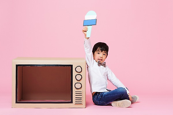 포토 JPG 스튜디오촬영 전신 남자 어린이라이프 어린이 놀이 실내 한명 들기 앉기 옆모습 텔레비전 한국인 종이상자 마이크 즐거움 어린이만 소년만 소년한명만 국내포토 1 라이프스타일 감정 뷰포인트 음향기기 모션 사람 동양인 내부 전자제품 상자 남자만 남자한명만 파일형식