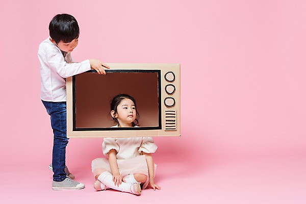 포토 JPG 스튜디오촬영 전신 여자 남자 어린이라이프 어린이 놀이 실내 서기 앉기 두명 앞모습 옆모습 텔레비전 한국인 종이상자 즐거움 어린이만 국내포토 라이프스타일 감정 뷰포인트 모션 사람 동양인 내부 전자제품 상자 파일형식
