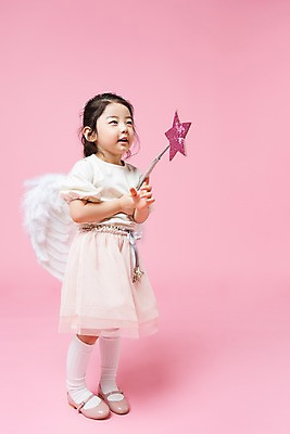 포토 JPG 스튜디오촬영 전신 여자 어린이라이프 어린이 놀이 천사 실내 한명 서기 한국인 즐거움 천사날개 어린이만 소녀한명만 국내포토 1 라이프스타일 감정 날개 모션 사람 동양인 내부 여자한명만 소녀만 파일형식