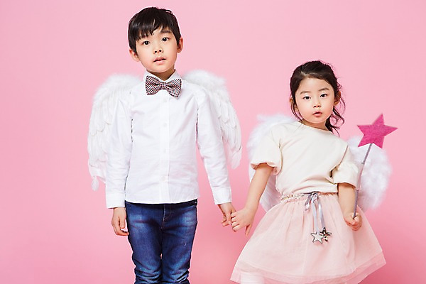 포토 JPG 스튜디오촬영 여자 남자 어린이라이프 어린이 놀이 천사 실내 서기 상반신 두명 앞모습 손잡기 한국인 즐거움 천사날개 어린이만 국내포토 라이프스타일 감정 뷰포인트 날개 모션 사람 동양인 내부 파일형식