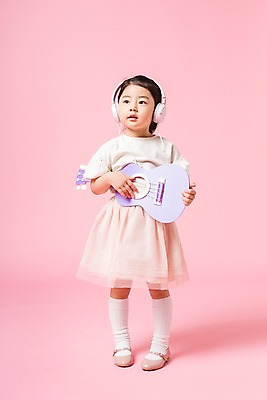 포토 JPG 스튜디오촬영 전신 여자 어린이라이프 어린이 놀이 실내 한명 서기 들기 앞모습 헤드셋 듣기 한국인 기타 즐거움 어린이만 소녀한명만 국내포토 1 라이프스타일 감정 뷰포인트 음향기기 모션 현악기 사람 동양인 내부 헤드폰 여자한명만 소녀만 파일형식