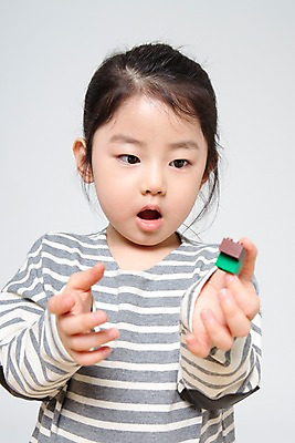 포토 JPG 스튜디오촬영 여자 어린이라이프 어린이 놀이 실내 한명 들기 상반신 앞모습 한국인 즐거움 교구 어린이만 소녀한명만 국내포토 1 라이프스타일 교육 감정 뷰포인트 모션 사람 동양인 내부 여자한명만 소녀만 파일형식