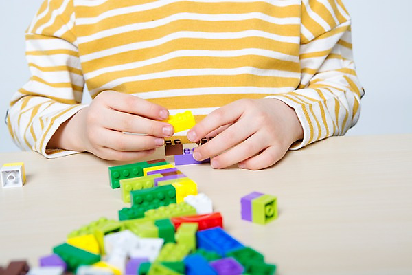 포토 JPG 스튜디오촬영 손 남자 어린이라이프 어린이 놀이 실내 한명 들기 앞모습 신체부위 블록 한국인 즐거움 교구 어린이만 소년만 소년한명만 국내포토 1 라이프스타일 교육 감정 뷰포인트 모션 사람 동양인 내부 남자만 남자한명만 파일형식