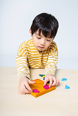 포토 JPG 스튜디오촬영 남자 어린이라이프 어린이 놀이 탁자 실내 한명 서기 상반신 앞모습 한국인 즐거움 교구 어린이만 소년만 소년한명만 국내포토 1 라이프스타일 교육 감정 뷰포인트 가구 모션 사람 동양인 내부 남자만 남자한명만 파일형식