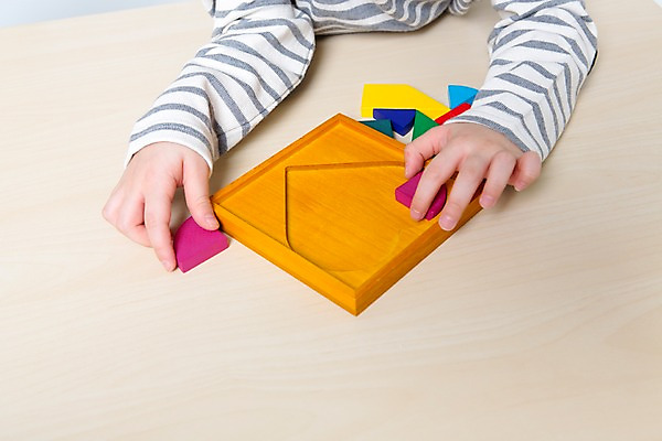 포토 JPG 스튜디오촬영 손 여자 어린이라이프 어린이 놀이 탁자 실내 한명 신체부위 한국인 즐거움 교구 어린이만 소녀한명만 국내포토 1 라이프스타일 교육 감정 가구 사람 동양인 내부 여자한명만 소녀만 파일형식