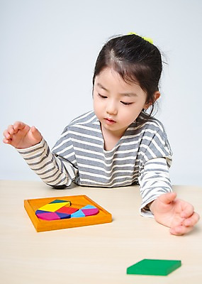 포토 JPG 스튜디오촬영 여자 어린이라이프 어린이 놀이 실내 한명 앉기 상반신 앞모습 한국인 즐거움 어린이만 소녀한명만 국내포토 1 라이프스타일 감정 뷰포인트 모션 사람 동양인 내부 여자한명만 소녀만 파일형식