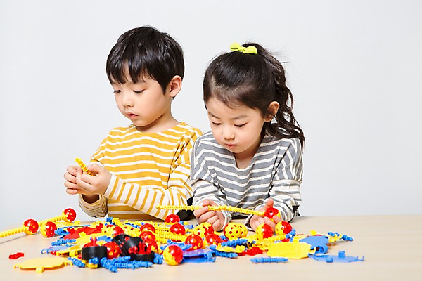 포토 JPG 스튜디오촬영 여자 남자 어린이라이프 어린이 놀이 실내 앉기 상반신 두명 앞모습 한국인 즐거움 교구 어린이만 국내포토 라이프스타일 교육 감정 뷰포인트 모션 사람 동양인 내부 파일형식