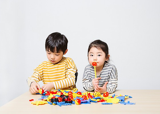 포토 JPG 스튜디오촬영 여자 남자 어린이라이프 어린이 놀이 탁자 실내 앉기 상반신 두명 앞모습 한국인 즐거움 교구 어린이만 국내포토 라이프스타일 교육 감정 뷰포인트 가구 모션 사람 동양인 내부 파일형식