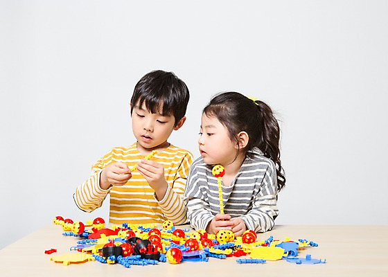 포토 JPG 스튜디오촬영 여자 남자 어린이라이프 어린이 놀이 실내 앉기 상반신 두명 앞모습 한국인 즐거움 교구 어린이만 국내포토 라이프스타일 교육 감정 뷰포인트 모션 사람 동양인 내부 파일형식