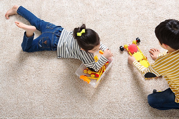 포토 JPG 스튜디오촬영 전신 여자 남자 어린이라이프 어린이 엎드리기 놀이 실내 앉기 두명 뒷모습 하이앵글 한국인 즐거움 교구 어린이만 국내포토 라이프스타일 교육 감정 뷰포인트 모션 사람 동양인 내부 파일형식