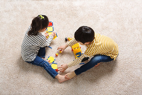 포토 JPG 스튜디오촬영 전신 여자 남자 어린이라이프 어린이 놀이 실내 앉기 두명 한국인 즐거움 교구 어린이만 국내포토 라이프스타일 교육 감정 모션 사람 동양인 내부 파일형식