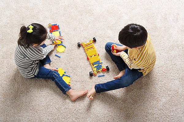 포토 JPG 스튜디오촬영 전신 여자 남자 어린이라이프 어린이 놀이 실내 앉기 두명 하이앵글 한국인 즐거움 교구 어린이만 국내포토 라이프스타일 교육 감정 뷰포인트 모션 사람 동양인 내부 파일형식
