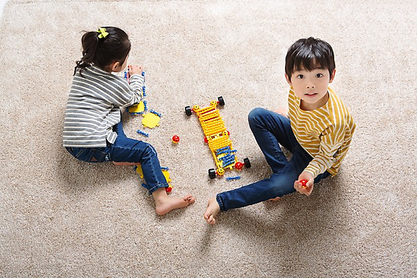 포토 JPG 스튜디오촬영 전신 여자 남자 어린이라이프 어린이 놀이 실내 앉기 두명 하이앵글 한국인 즐거움 교구 어린이만 국내포토 라이프스타일 교육 감정 뷰포인트 모션 사람 동양인 내부 파일형식