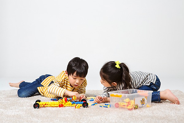 포토 JPG 스튜디오촬영 전신 여자 남자 어린이라이프 어린이 엎드리기 놀이 실내 두명 한국인 즐거움 교구 어린이만 국내포토 라이프스타일 교육 감정 모션 사람 동양인 내부 파일형식