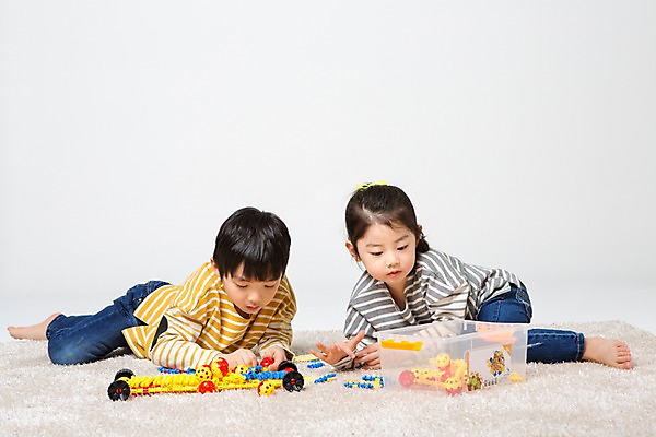 포토 JPG 스튜디오촬영 전신 여자 남자 어린이라이프 어린이 엎드리기 놀이 실내 두명 앞모습 한국인 즐거움 교구 어린이만 국내포토 라이프스타일 교육 감정 뷰포인트 모션 사람 동양인 내부 파일형식