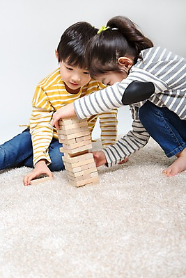 포토 JPG 스튜디오촬영 전신 여자 남자 어린이라이프 어린이 놀이 실내 앉기 두명 앞모습 한국인 즐거움 젠가 어린이만 나무블록 국내포토 라이프스타일 감정 뷰포인트 모션 사람 동양인 내부 목재 놀이용품 블록 파일형식