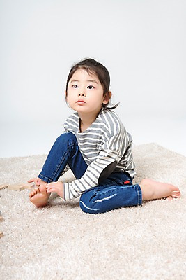 포토 JPG 스튜디오촬영 전신 응시 여자 어린이라이프 어린이 놀이 실내 한명 앉기 앞모습 한국인 즐거움 어린이만 소녀한명만 나무블록 국내포토 1 라이프스타일 시선 감정 뷰포인트 모션 사람 동양인 내부 목재 블록 여자한명만 소녀만 파일형식