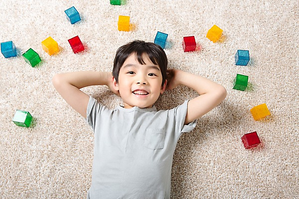 포토 JPG 스튜디오촬영 남자 어린이라이프 어린이 놀이 실내 한명 미소 상반신 앞모습 눕기 블록 한국인 즐거움 어린이만 소년만 소년한명만 국내포토 1 라이프스타일 감정 뷰포인트 모션 표정 사람 동양인 내부 남자만 남자한명만 파일형식