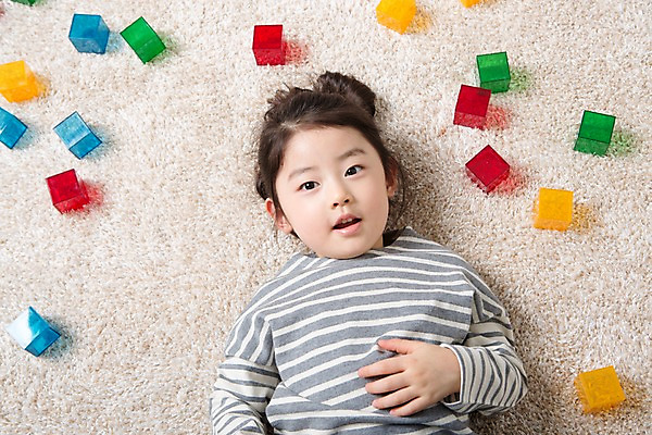 포토 JPG 스튜디오촬영 여자 어린이라이프 어린이 놀이 실내 한명 미소 상반신 앞모습 눕기 블록 한국인 즐거움 어린이만 소녀한명만 국내포토 1 라이프스타일 감정 뷰포인트 모션 표정 사람 동양인 내부 여자한명만 소녀만 파일형식