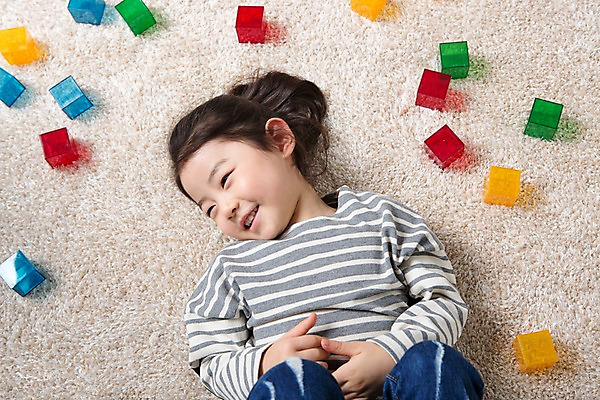 포토 JPG 스튜디오촬영 여자 어린이라이프 어린이 놀이 실내 한명 미소 상반신 앞모습 눕기 블록 한국인 즐거움 어린이만 소녀한명만 국내포토 1 라이프스타일 감정 뷰포인트 모션 표정 사람 동양인 내부 여자한명만 소녀만 파일형식