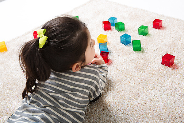 포토 JPG 스튜디오촬영 여자 어린이라이프 어린이 엎드리기 놀이 실내 한명 상반신 블록 한국인 즐거움 어린이만 소녀한명만 국내포토 1 라이프스타일 감정 모션 사람 동양인 내부 여자한명만 소녀만 파일형식