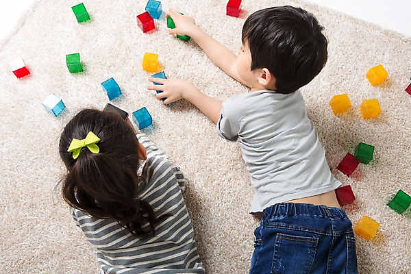 포토 JPG 스튜디오촬영 여자 남자 어린이라이프 어린이 엎드리기 놀이 실내 상반신 두명 뒷모습 블록 한국인 즐거움 어린이만 국내포토 라이프스타일 감정 뷰포인트 모션 사람 동양인 내부 파일형식