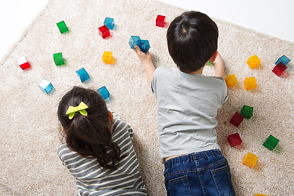 포토 JPG 스튜디오촬영 여자 남자 어린이라이프 어린이 엎드리기 놀이 실내 상반신 두명 뒷모습 블록 한국인 즐거움 어린이만 국내포토 라이프스타일 감정 뷰포인트 모션 사람 동양인 내부 파일형식