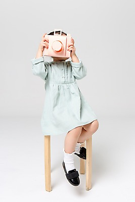 포토 JPG 스튜디오촬영 전신 여자 어린이라이프 어린이 의자 놀이 실내 한명 들기 앉기 앞모습 카메라 사진촬영 한국인 즐거움 어린이만 소녀한명만 국내포토 1 라이프스타일 감정 뷰포인트 가구 모션 사람 동양인 내부 전자제품 촬영 여자한명만 소녀만 파일형식