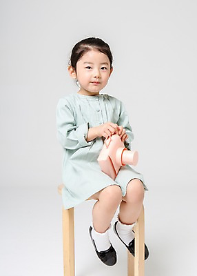 포토 JPG 스튜디오촬영 전신 여자 어린이라이프 어린이 의자 놀이 실내 한명 들기 앉기 앞모습 카메라 사진촬영 한국인 즐거움 어린이만 소녀한명만 국내포토 1 라이프스타일 감정 뷰포인트 가구 모션 사람 동양인 내부 전자제품 촬영 여자한명만 소녀만 파일형식