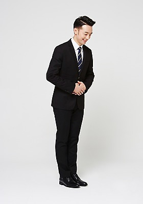 포토 JPG 스튜디오촬영 전신 남자 실내 허리숙이기 한명 서기 미소 정장 20대 성인 옆모습 한국인 비즈니스맨 흰배경 손모으기 배꼽인사 청년남자한명만 성인남자한명만 국내포토 1 옷 뷰포인트 백그라운드 비즈니스 모션 표정 숙이기 사람 동양인 손짓 청년 내부 흰색 인사 직장인 남자한명만 성인남자만 청년남자만 파일형식