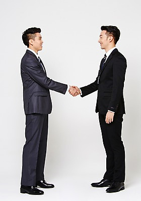 포토 JPG 스튜디오촬영 전신 남자 악수 함께함 실내 서기 미소 정장 20대 성인 두명 옆모습 친구 마주보기 손잡기 다정 우정 한국인 인사 비즈니스맨 동료 성인남자만 청년남자만 국내포토 옷 뷰포인트 컨셉 비즈니스 관계 모션 표정 사람 동양인 손짓 청년 내부 예절 직장인 남자만 청년만 성인만 파일형식
