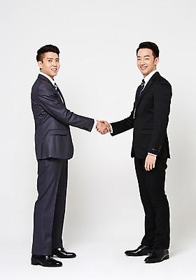 포토 JPG 스튜디오촬영 전신 남자 악수 함께함 실내 서기 미소 정장 20대 성인 두명 옆모습 친구 마주보기 손잡기 다정 우정 한국인 인사 비즈니스맨 동료 성인남자만 청년남자만 국내포토 옷 뷰포인트 컨셉 비즈니스 관계 모션 표정 사람 동양인 손짓 청년 내부 예절 직장인 남자만 청년만 성인만 파일형식