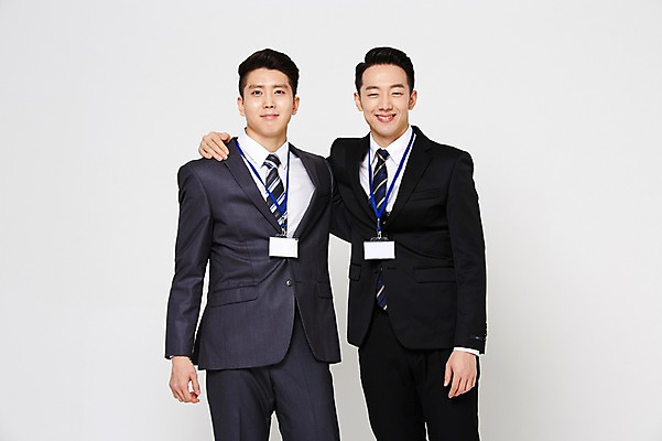 포토 JPG 스튜디오촬영 남자 어깨동무 함께함 실내 서기 미소 정장 상반신 20대 성인 두명 앞모습 친구 다정 우정 한국인 비즈니스맨 동료 사원증 성인남자만 청년남자만 브로맨스 국내포토 옷 뷰포인트 포즈 컨셉 비즈니스 관계 모션 표정 사람 동양인 청년 내부 직장인 남자만 청년만 성인만 파일형식