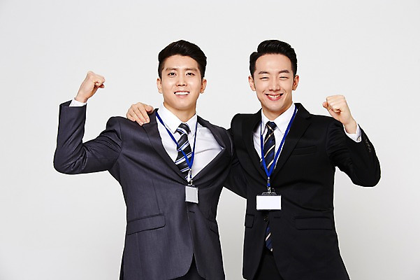 포토 JPG 스튜디오촬영 남자 어깨동무 함께함 실내 미소 정장 상반신 20대 성인 두명 앞모습 친구 파이팅 다정 주먹 우정 한국인 비즈니스맨 동료 사원증 성인남자만 청년남자만 브로맨스 국내포토 옷 뷰포인트 포즈 컨셉 비즈니스 관계 모션 표정 사람 동양인 청년 내부 직장인 남자만 청년만 성인만 파일형식