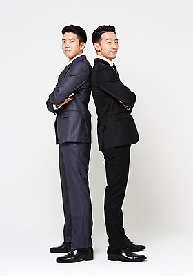 포토 JPG 스튜디오촬영 전신 남자 함께함 실내 서기 정장 20대 성인 두명 옆모습 친구 팔짱 다정 우정 한국인 등맞대기 비즈니스맨 동료 성인남자만 청년남자만 국내포토 옷 뷰포인트 컨셉 비즈니스 관계 모션 사람 동양인 청년 내부 직장인 남자만 청년만 성인만 파일형식