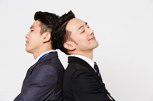 포토 JPG 스튜디오촬영 남자 함께함 실내 미소 정장 상반신 20대 성인 두명 옆모습 친구 눈감음 기댐 다정 우정 한국인 등맞대기 비즈니스맨 동료 성인남자만 청년남자만 국내포토 옷 뷰포인트 컨셉 비즈니스 관계 모션 표정 사람 동양인 청년 내부 직장인 남자만 청년만 성인만 파일형식