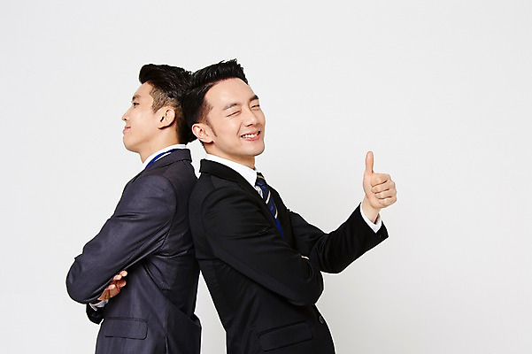 포토 JPG 스튜디오촬영 남자 함께함 실내 윙크 미소 정장 상반신 20대 성인 두명 옆모습 친구 팔짱 기댐 다정 우정 한국인 엄지손가락 등맞대기 최고 비즈니스맨 동료 성인남자만 청년남자만 국내포토 옷 뷰포인트 컨셉 비즈니스 손가락 관계 모션 표정 사람 동양인 청년 내부 직장인 남자만 청년만 성인만 파일형식