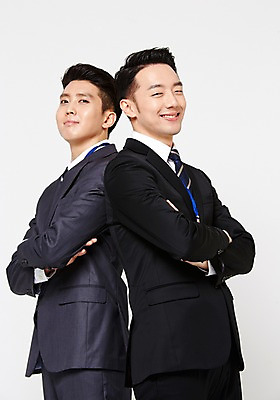 포토 JPG 스튜디오촬영 남자 함께함 실내 서기 미소 정장 상반신 20대 성인 두명 옆모습 친구 팔짱 기댐 다정 우정 한국인 등맞대기 비즈니스맨 동료 성인남자만 청년남자만 국내포토 옷 뷰포인트 컨셉 비즈니스 관계 모션 표정 사람 동양인 청년 내부 직장인 남자만 청년만 성인만 파일형식