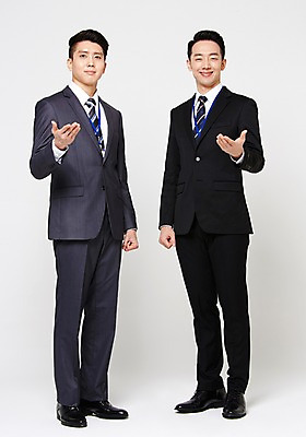 포토 JPG 스튜디오촬영 전신 남자 안내 함께함 실내 서기 미소 정장 손짓 20대 성인 두명 앞모습 친구 다정 우정 한국인 비즈니스맨 손내밀기 동료 성인남자만 청년남자만 국내포토 옷 뷰포인트 컨셉 비즈니스 관계 모션 표정 사람 동양인 청년 내부 직장인 남자만 청년만 성인만 파일형식