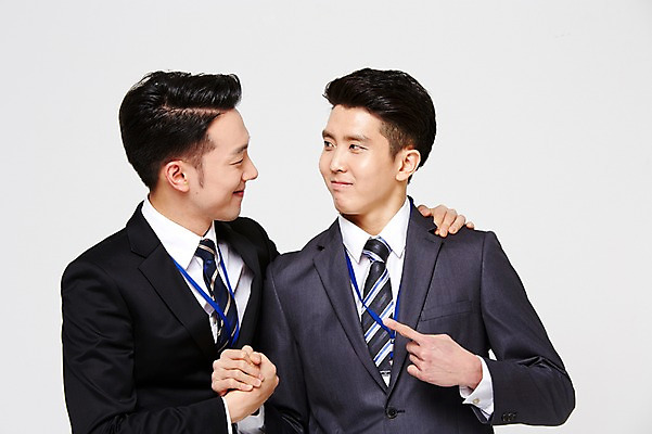 포토 JPG 스튜디오촬영 남자 어깨동무 함께함 실내 미소 정장 상반신 20대 성인 두명 앞모습 친구 마주보기 손잡기 다정 우정 한국인 가리킴 비즈니스맨 동료 성인남자만 청년남자만 브로맨스 국내포토 옷 뷰포인트 포즈 컨셉 비즈니스 관계 모션 표정 사람 동양인 손짓 청년 내부 직장인 남자만 청년만 성인만 파일형식